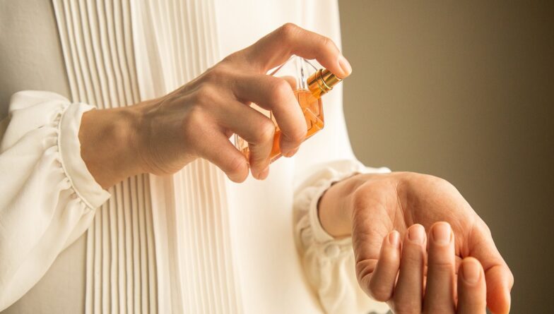 Femme qui met du parfum