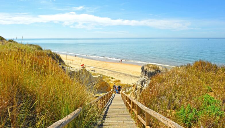 Escalier en bois à la falaise d'Asperillo sur la plage de Cuesta Maneli, tout près du célèbre parc national de Doñana et de Mazagón dans la province de Huelva, Andalousie, Espagne