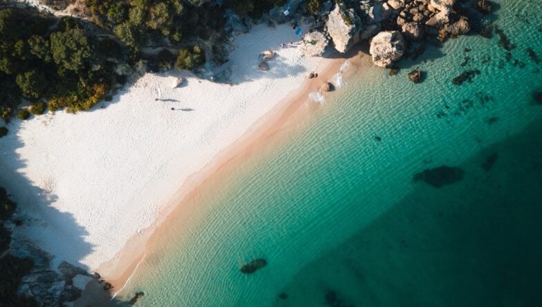 Vue aérienne de la plage de Galapinhos, près de Lisbonne, au Portugal, et son sable blanc et son eau turquoise, entourée de pins